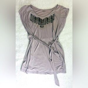 A PEA IN THE POD Size L maternity shirt with medal detail and tie waist